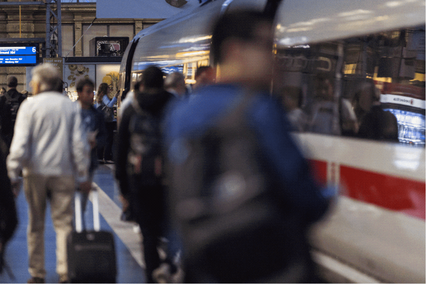 Reisende am Hauptbahnhof Frankfurt