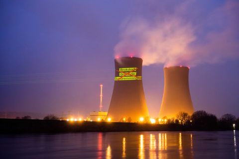 Zum Jahreswechsel gingen drei Atommeiler vom Netz, was Greenpeace mit einer Projektion der drei Namen feierte