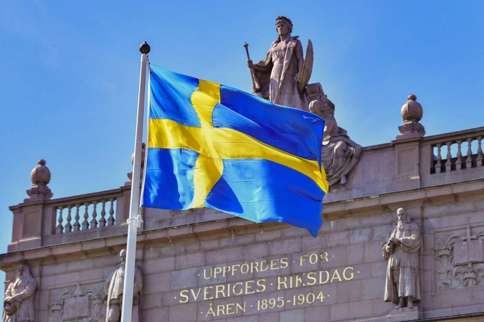 The Swedish flag outside The Parliament House Swedish: Riksdagshuset in Stockholm. STOCKHOLM Sweden ttexport x10030x *** The Swedish flag outside The Parliament House Swedish Riksdagshuset in Stockholm STOCKHOLM Sweden ttexport x10030x, PUBLICATIONxINxGERxSUIxAUTxONLY Copyright: xJonasxEkströmer/TTx SWEDISH FLAG