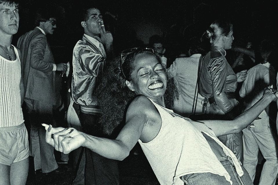 Goldene Regel auf dem Börsenparkett: Risiken ausbalancieren. Goldene Regel auf der Tanzfläche: Körper ausbalancieren. Diana Ross, Soul- und Disco-Queen, zeigt, wie’s geht