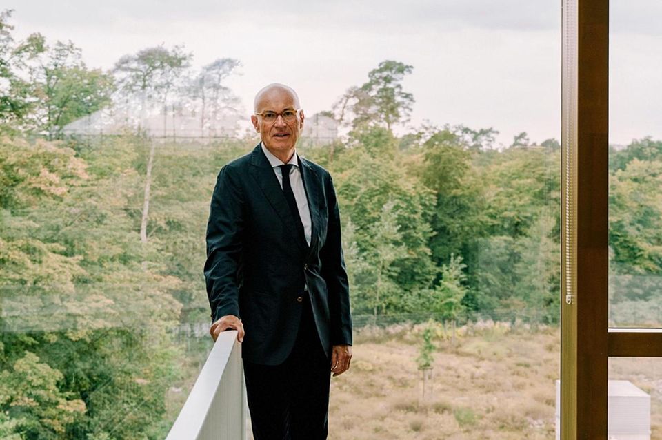 Götz Rehn, 71, auf dem Alnatura-Campus in Darmstadt. Die Frischluft kommt aus dem Wäldchen hinter ihm