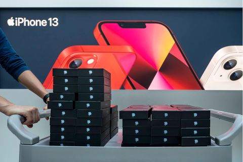 September 24, 2021, Hong Kong, China: Apple workers carry stocks of iphone 13 smartphones to the store during the launch day of the new iPhone 13 series smartphones in Hong Kong. Hong Kong China - ZUMAs197 20210924_zaa_s197_726 Copyright: xBudrulxChukrutx