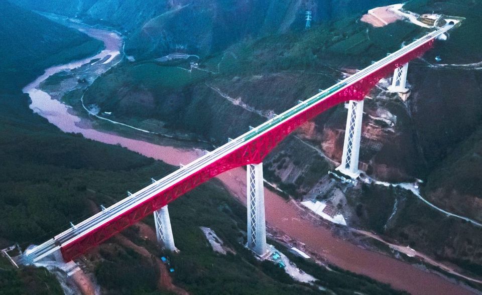 Eisenbahnbrücke in China: Sie gehört zur Hochgeschwindigkeitsstrecke die China mit Laos verbindet