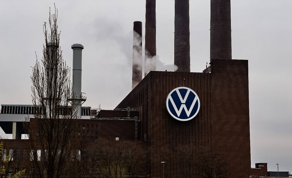Ähnlich erging es Volkswagen. Der deutsche Marktführer legte in dem Ranking um neun Prozent zu und kam auf 13,4 Milliarden Dollar. Dennoch verharrten die Wolfsburger auf Platz 47.