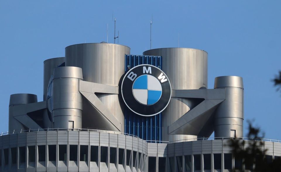 #2 BMW Abwärts ging es auch für BMW. Der Münchner Autobauer entfernte sich weiter von den globalen Top 10 von Interbrand. Er fiel um einen Platz auf Rang zwölf. Das Plus von fünf Prozent (auf 41,6 Milliarden Dollar) war der drittniedrigste Wert in den Top 12. Für den niedrigsten Zuwachs sorgte der deutsche Spitzenreiter in dem Ranking.