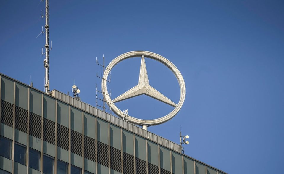 Mercedes-Benz hat es 2021 als einzige deutsche Marke in die weltweiten Top 10 von Interbrand geschafft. Die Analysten platzierten den Autohersteller fast genau auf halber Strecke zwischen Toyota und McDonald's auf Platz acht der wertvollsten Marken der Welt. Mercedes-Benz konnte allerdings nur um drei Prozent wachsen (auf 50,9 Milliarden Dollar). Das war nach Coca-Cola mit einem Plus von nur einem Prozent der geringste Zuwachs der Top 10.