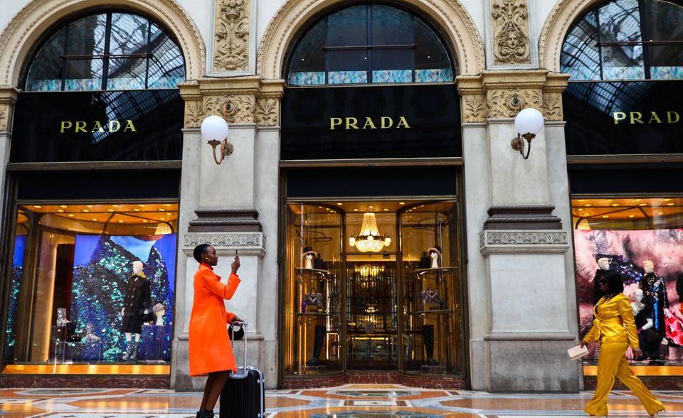 Keine der wertvollsten Luxusmarken hat zuletzt mehr an Wert gewonnen als Prada. Hatten die Analysten dem italienischen Modehaus im Vorjahr noch einen Wertverlust in Höhe von sechs Prozent attestiert, verbuchte Prada im Ranking 2021 ein Plus von 20 Prozent. Die Marke schob sich damit fünf Plätze auf Rang 94 vor. und überrunde in der Luxus-Kategorie Burberry. Der Aufstieg hatte sich abgezeichnet. In der Corona-Pandemie waren die pflegeleichten Nylon-Taschen von Miuccia Prada zum Verkaufsschlager geworden. Außerdem hat die Enkelin des Firmengründers den belgischen Stardesigner Raf Simons (einst bei Dior und Calvin Klein) ins Boot geholt. Das Duo präsentierte im September 2020 seine erste mit Spannung erwartete gemeinsame Kollektion.