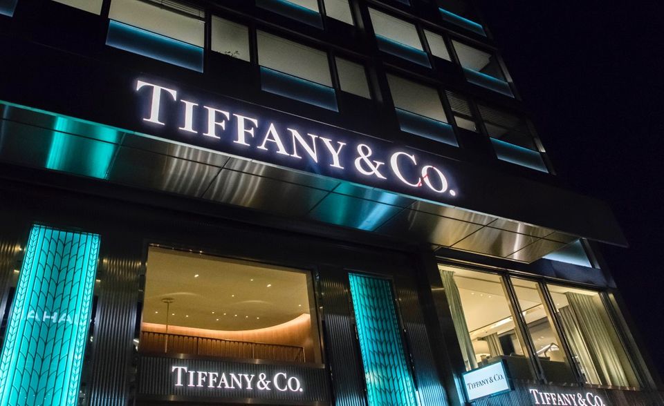 Zwei Juweliere gehören laut Interbrand zu den wertvollsten Luxusmarken der Welt. Den Anfang machte im aktuellen Ranking wie schon im Vorjahr auf Platz sieben Tiffany & Co. Auf der allgemeinen Liste verbesserte sich das New Yorker Traditionshaus, das seit 2020 zu LVMH gehört, um zwei Ränge auf Platz 92. Der Wert stieg den Angaben zufolge um zehn Prozent auf 5,5 Milliarden Dollar. Tiffany & Co. hatte zuletzt unter anderem mit einer Werbekampagne mit Beyoncé und Jay-Z für Schlagzeilen gesorgt.