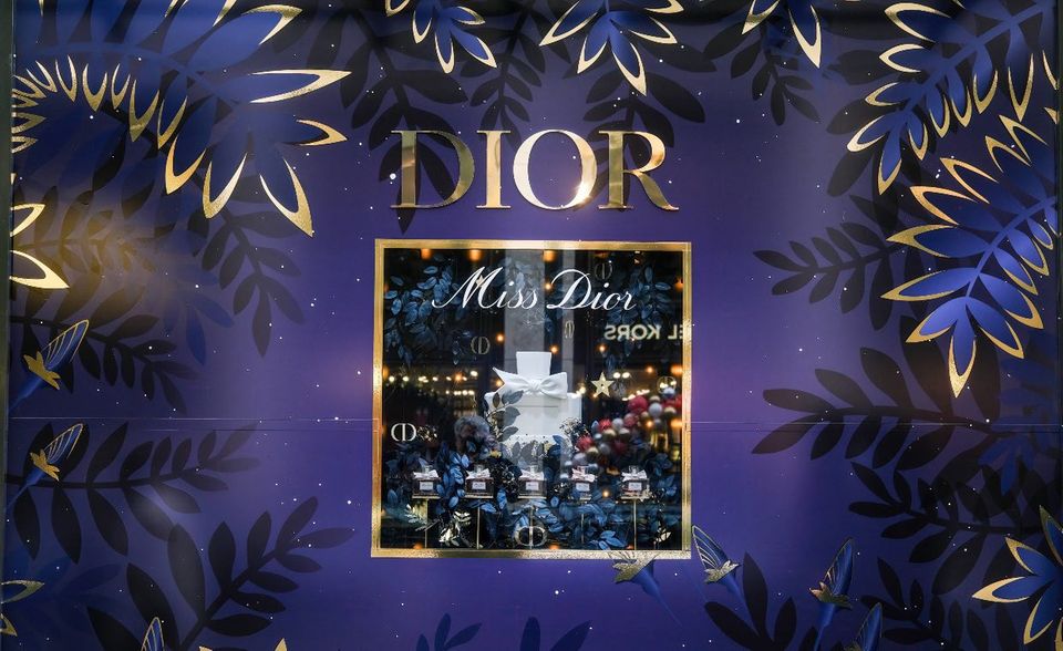 Gleich sechs Plätze nach oben ging es für Dior. Das französische Modeunternehmen kam im Interbrand-Ranking 2021 unter allen Top-Marken auf Rang 77. Dafür sorgte ein Wachstum von 17 Prozent auf 7,0 Milliarden Dollar. Unter den Luxushäusern blieb es allerdings für Dior bei der Vorjahresplatzierung. Das galt für alle weiteren Vertreter dieser Liste.