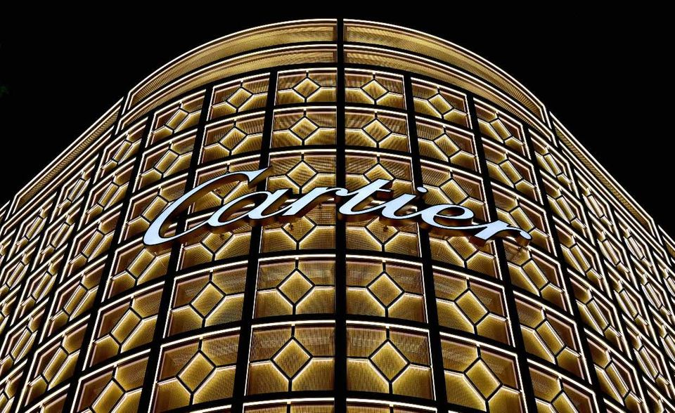 Cartier verteidigte 2021 laut Interbrand den Ruf als die Juweliermarke mit dem höchsten Markenwert. Der lag nach einem Zuwachs um neun Prozent zuletzt laut den Analysten bei 8,2 Milliarden Dollar. Das reichte allerdings gerade mal, um Platz 73 zu halten. Im Vorjahr war Cartier allerdings noch der Verlierer unter den Luxusmarken gewesen und hatte ein Minus von neun Prozent verzeichnet.