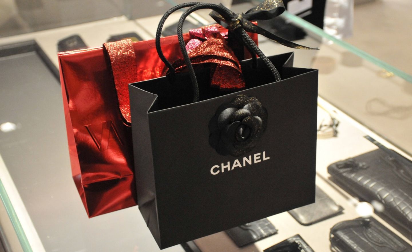 Chanel schien während der Pandemie einen Boom sondergleichen zu erleben. Das Modehaus hatte als eines der ersten sehr früh kräftig seine Preise erhöht. Rasend schnell ausverkaufte Kollektionen erweckten den Anschein, dass die Geschäfte blendend laufen. Allerdings war Chanel laut Interbrand der Verlierer des Luxusjahres 2021. Die Experten wiesen nur ein Plus von vier Prozent aus, der niedrigste Wert unter den Luxusmarken. Chanel fiel mit einem Markenwert von 22,1 Milliarden Dollar einen Platz auf Rang 23 und lag damit nur noch 500 Millionen Dollar vor Hermès. Ein Zustand mit Symbolwert: Nach vielen Preiserhöhungen innerhalb kürzester Zeit sind die teuersten Handtaschen von Chanel mittlerweile im Preisbereich der handgefertigten Lederwaren von Hermès angelegt – etwas, was vor einigen Jahren noch undenkbar schien. Viele Kundinnen tragen da ihr Geld lieber gleich zur Konkurrenz.