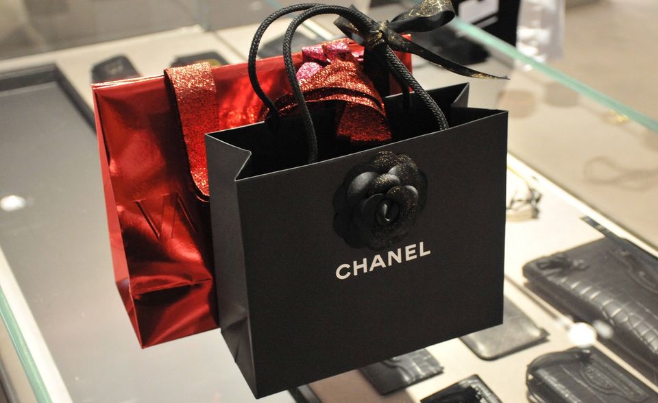 #2 Chanel Chanel schien während der Pandemie einen Boom sondergleichen zu erleben. Das Modehaus hatte als eines der ersten sehr früh kräftig seine Preise erhöht. Rasend schnell ausverkaufte Kollektionen erweckten den Anschein, dass die Geschäfte blendend laufen. Allerdings war Chanel laut Interbrand der Verlierer des Luxusjahres 2021. Die Experten wiesen nur ein Plus von vier Prozent aus, der niedrigste Wert unter den Luxusmarken. Chanel fiel mit einem Markenwert von 22,1 Milliarden Dollar einen Platz auf Rang 23 und lag damit nur noch 500 Millionen Dollar vor Hermès. Ein Zustand mit Symbolwert: Nach vielen Preiserhöhungen innerhalb kürzester Zeit sind die teuersten Handtaschen von Chanel mittlerweile im Preisbereich der handgefertigten Lederwaren von Hermès angelegt – etwas, was vor einigen Jahren noch undenkbar schien. Viele Kundinnen tragen da ihr Geld lieber gleich zur Konkurrenz.