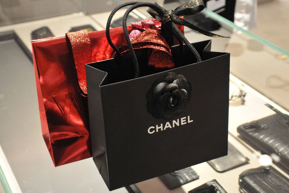 Chanel schien während der Pandemie einen Boom sondergleichen zu erleben. Das Modehaus hatte als eines der ersten sehr früh kräftig seine Preise erhöht. Rasend schnell ausverkaufte Kollektionen erweckten den Anschein, dass die Geschäfte blendend laufen. Allerdings war Chanel laut Interbrand der Verlierer des Luxusjahres 2021. Die Experten wiesen nur ein Plus von vier Prozent aus, der niedrigste Wert unter den Luxusmarken. Chanel fiel mit einem Markenwert von 22,1 Milliarden Dollar einen Platz auf Rang 23 und lag damit nur noch 500 Millionen Dollar vor Hermès. Ein Zustand mit Symbolwert: Nach vielen Preiserhöhungen innerhalb kürzester Zeit sind die teuersten Handtaschen von Chanel mittlerweile im Preisbereich der handgefertigten Lederwaren von Hermès angelegt – etwas, was vor einigen Jahren noch undenkbar schien. Viele Kundinnen tragen da ihr Geld lieber gleich zur Konkurrenz.