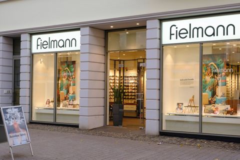 Fielmann war 2021 laut der YouGov-Umfrage der Einzelhändler mit dem fünftbesten Markenimage. Die Optikerkette erzielte einen Durchschnittswert von 33,0 Punkten. In der Kategorie „Spezialhändler“ war Fielmann die unangefochtene Nummer eins. Die Nächstplatzierten Decathlon und DocMorris kamen nur auf rund die Hälfte der Punktzahl.