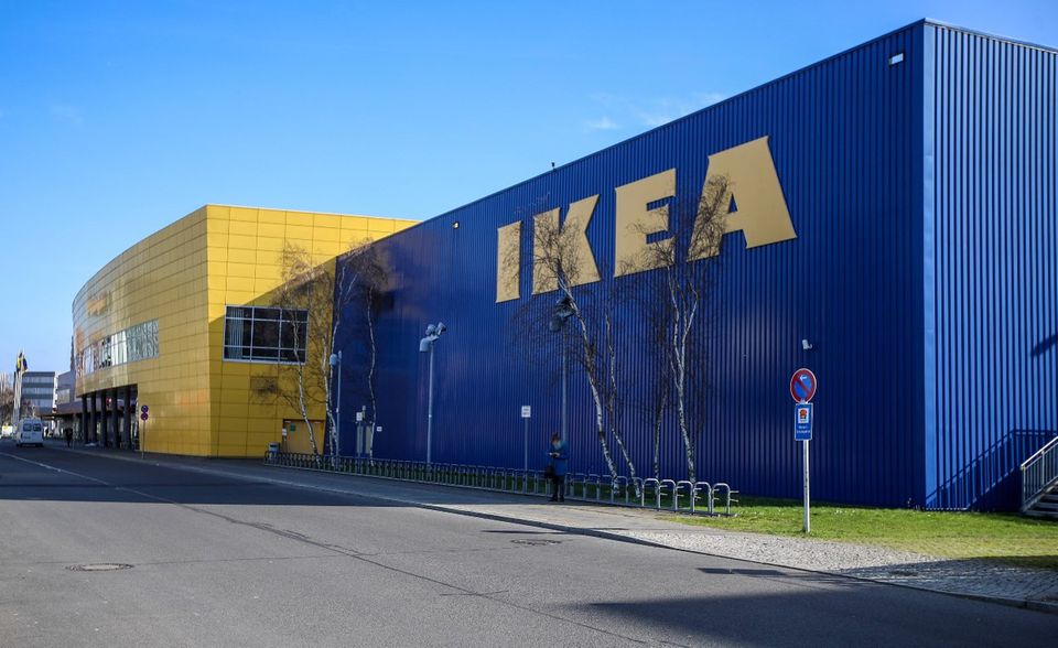 Ikea hat sich mit hauchdünnem Vorsprung vor Amazon den dritten Platz im Einzelhändler-Ranking gesichert. Nur die hinteren Nachkommastellen sorgten dafür, dass die schwedische Möbelhauskette mit 34,8 Punkten auf dem Treppchen landete. Die Nummer eins war Ikea hingegen in der Unterkategorie „Bauen & Einrichten“. Dort folgten Obi, Bauhaus, Hornbach und das Dänische Bettenlager (mittlerweile Jysk).