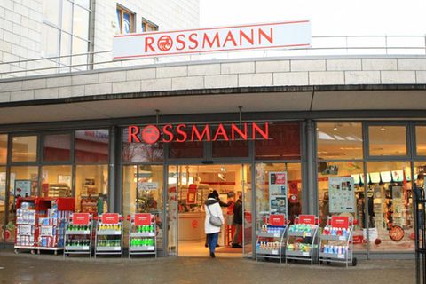 In den USA ist der Gang in die Drogerie eine eher freudlose Angelegenheit. In Deutschland sollen die Filialen hingegen nach der Pleite von Schlecker Wohlfühlorte sein. Dieser Anspruch spiegelt sich in einem starken Markenimage der Branchenführer wider. Rossmann wurde in der YouGov-Umfrage im Schnitt mit 39,2 Punkten bewertet und kam mit komfortablem Vorsprung vor Ikea auf Rang zwei. Dieselbe Platzierung nahm Rossmann in der Kategorie „Einzelhandelsgeschäft“ ein. Denn die Spitzenposition ging an einen direkten Konkurrenten.