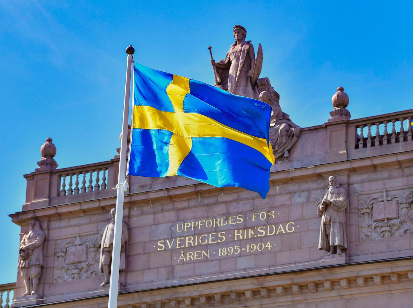 Die schwedische Flagge weht vor dem Parlamentsgebäude in Stockholm