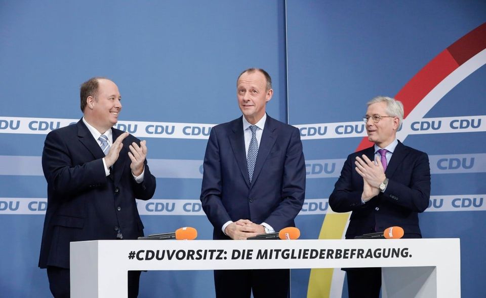 2018 kehrte Merz in die Politik zurück. Zweimal bewarb er sich vergeblich um den CDU-Vorsitz. Gegen Annegret Kramp-Karrenbauer und Armin Laschet hatte Merz das Nachsehen. Beim dritten Versuch ist er nun am Ziel: Die CDU-Mitglieder sprachen sich mit großer Mehrheit für ihn als Vorsitzenden aus.