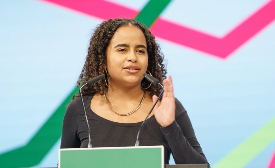 Sie ist mit 20 Jahren bereits Bundessprecherin der Grünen Jugend. Bei ihrer Wahl erhielt sie fast 95 Prozent der Stimmen, musste sich allerdings schon kurz darauf ihrem ersten Shitstorm stellen: Kritisiert wurden Äußerungen auf Social Media, die sie als Teenager getätigt hatte