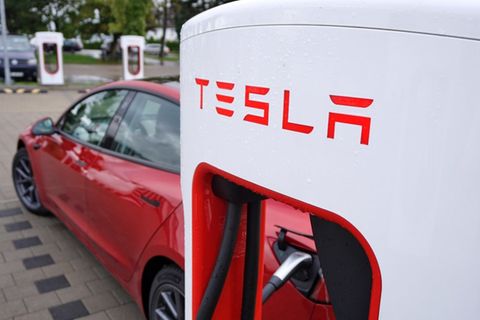Wer Teslas sogenannte Supercharger nutzen will, zahlt künftig mehr