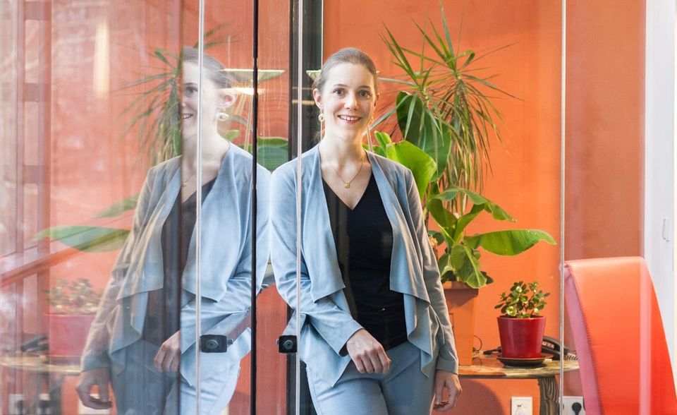 Dominika Langenmayr Die 35-jährige Dominika Langenmayr ist Inhaberin des Lehrstuhls für Volkswirtschaftslehre an der Katholischen Universität Eichstätt-Ingolstadt und Mitglied des Wissenschaftlichen Beirats beim Bundesministerium der Finanzen. Ihr besonderes Forschungsinteresse sind Steuern im internationalen Kontext – wie Steueroasen und die Besteuerung multinationaler Unternehmen.