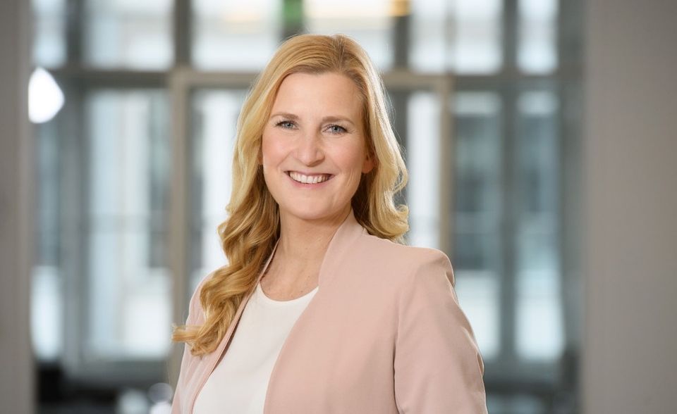 Nina Beikert Sie ist 39 Jahre alt und studierte Betriebswirtschaftslehre in Mannheim und Wirtschaft in Navarra, um anschließend als Managerin im Verkauf zu arbeiten. Im Februar 2013 fing sie beim Labor Berlin der Charité als Managing Director an und ist dort seit Januar 2019 CEO.