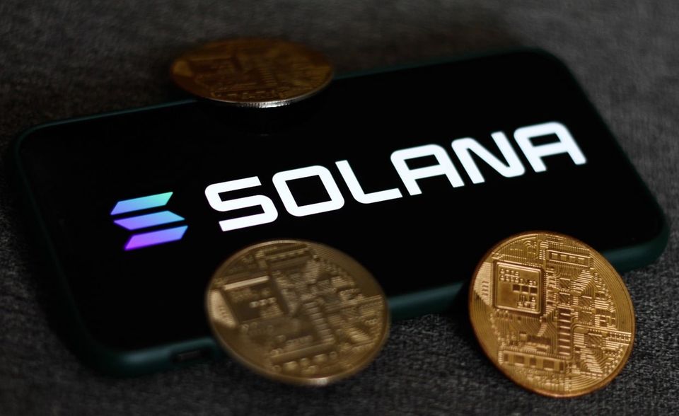 #5 Solana Solana ist ebenfalls eine der jüngeren Erfolgsgeschichten der Kryptobranche. Das öffentliche Blockchainprojekt, das auf eine Idee von Anatoli Yakovenko zurückgeht, startete 2020. Die Marktkapitalisierung belief sich Ende 2021 auf 46,7 Mrd. Euro.