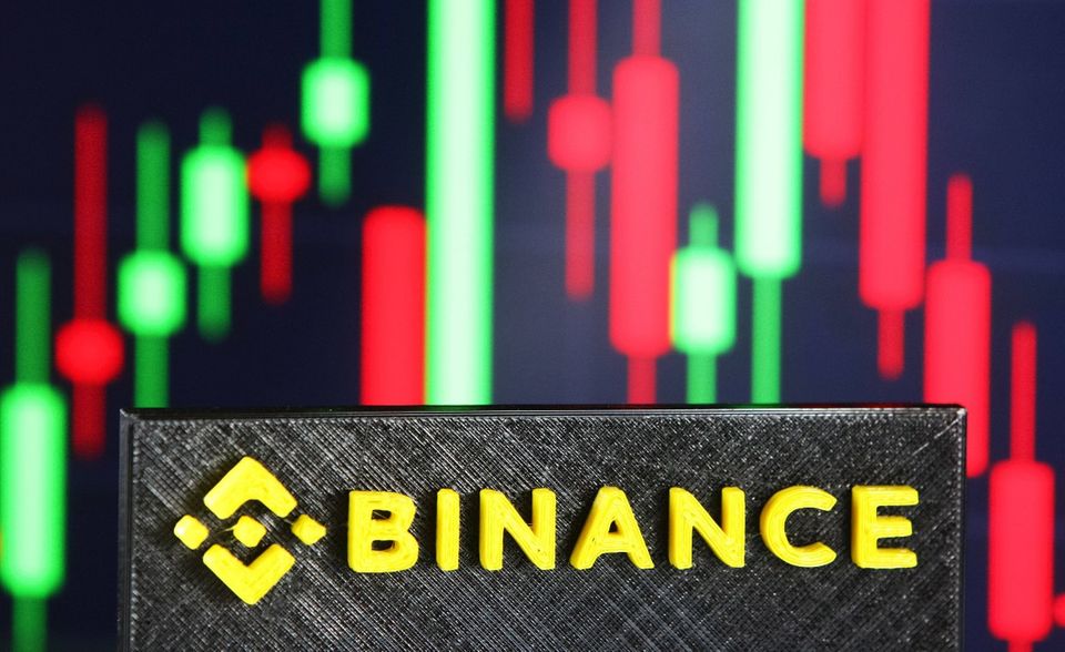 #3 Binance Coin Binance Coin (BNB) ist die Kryptowährung der Handelsplattform Binance. Dort wird seit 2017 mit Kryptowährungen und Derivaten gehandelt. Gründer ist der chinesisch-kanadische Entwickler Changpeng Zhao. Binance Coin belegte mit 75,8 Mrd. Euro Platz drei der größten Kryptowährungen – kam damit aber nicht einmal auf ein Fünftel des Werts der Währung auf Platz zwei.