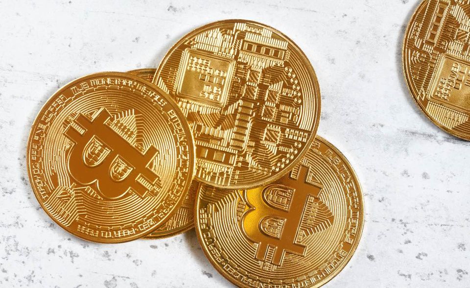 #1 Bitcoin Bitcoin (BTC) ist die unangefochtene Königin der Kryptowährungen. Zum Stichtag 20. Dezember 2021 belief sich die Marktkapitalisierung auf knapp 771,0 Mrd. Euro. Zwei Tage später waren es bereits 822,0 Mrd. Euro. Bitcoin war mehr wert als die übrigen neun Kryptowährungen der Top 10 zusammengenommen.