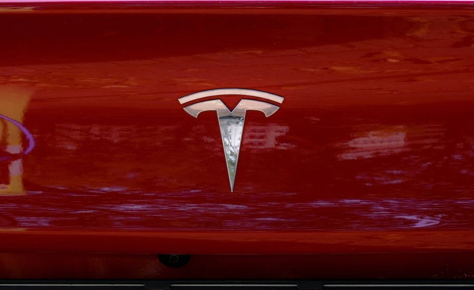 Tesla stellt auch in diesem Ranking alle Mitbewerber in den Schatten. Interbrand bescheinigte dem Software- und Autohersteller einen Wertzuwachs von 184 Prozent. Das war mehr als das Fünffache des Unternehmens auf Platz zwei dieser Liste. Elon Musks Unternehmen schnellte auf 36,3 Mrd. Dollar und Platz 14 empor.