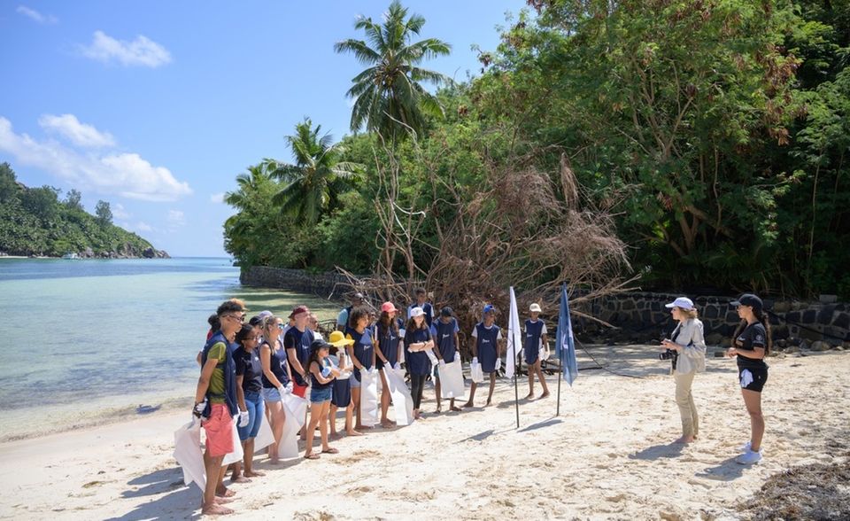 SYLVIA EARLE ADDRESSES YOUNG VOLUNTEERS BEFORE A BEACH CLEAN-UP ON LONG ISLAND IN THE SEYCHELLES