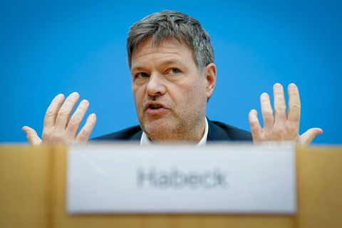 Robert Habeck (Bündnis 90/Die Grünen), Bundesminister für Wirtschaft und Klimaschutz, stellt in der Bundespressekonferenz Sofortmaßnahmen für die Klimaziele der Bundesregierung vor. Habeck sieht mit Blick auf Klimaziele einen drastischen Rückstand und will umfassende Maßnahmen auf den Weg bringen.