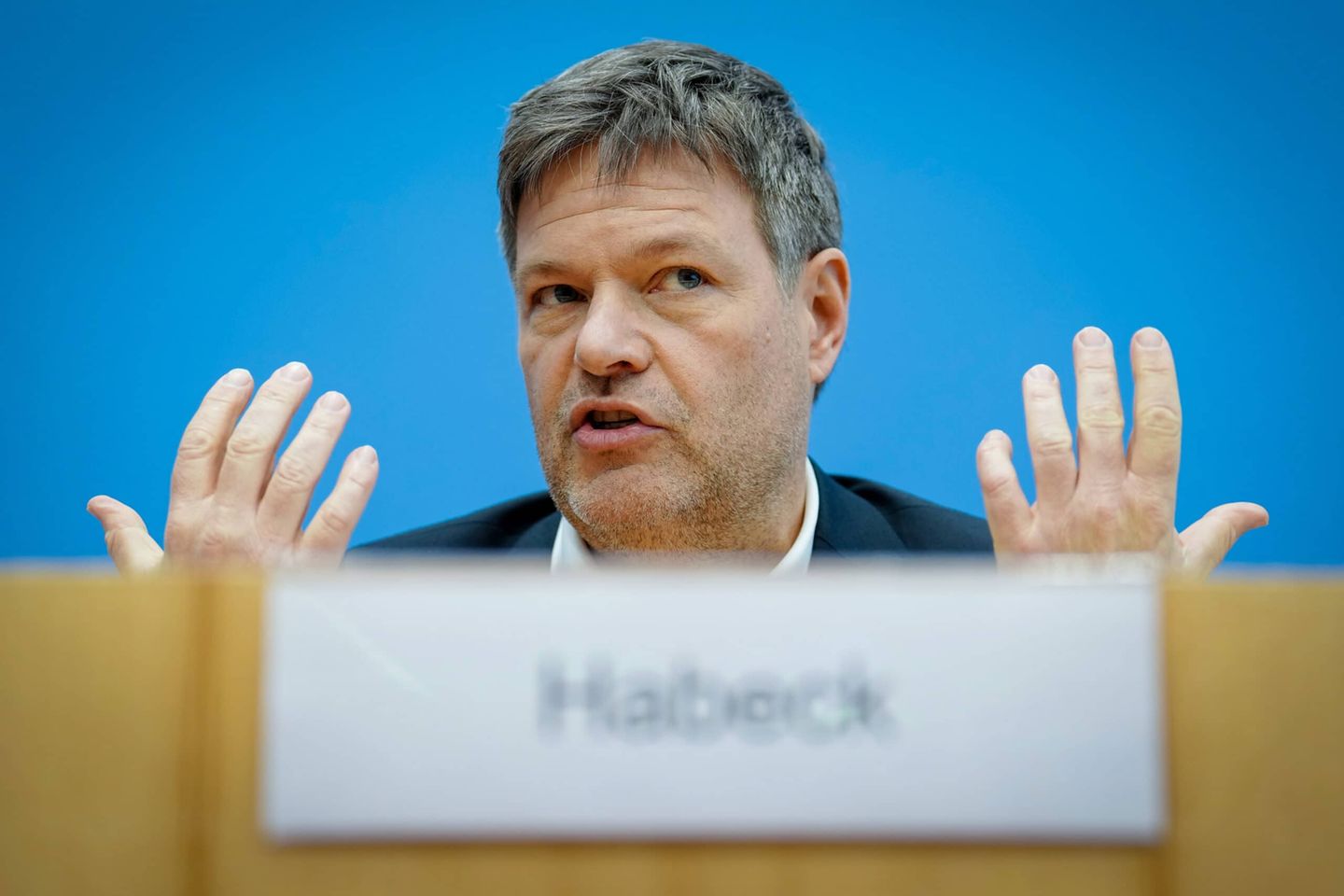 Robert Habeck (Bündnis 90/Die Grünen), Bundesminister für Wirtschaft und Klimaschutz, stellt in der Bundespressekonferenz Sofortmaßnahmen für die Klimaziele der Bundesregierung vor. Habeck sieht mit Blick auf Klimaziele einen drastischen Rückstand und will umfassende Maßnahmen auf den Weg bringen.
