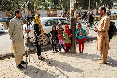 Das Team von Tolo News dreht in Kabul einen Beitrag über Umweltverschmutzung