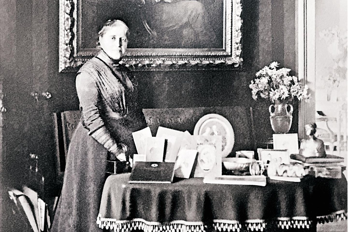 Die Witwe Henschel Weihnachten 1912 in ihrem Wohnzimmer vor einem Porträt ihres Mannes