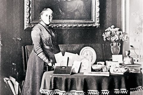 Die Witwe Henschel Weihnachten 1912 in ihrem Wohnzimmer vor einem Porträt ihres Mannes