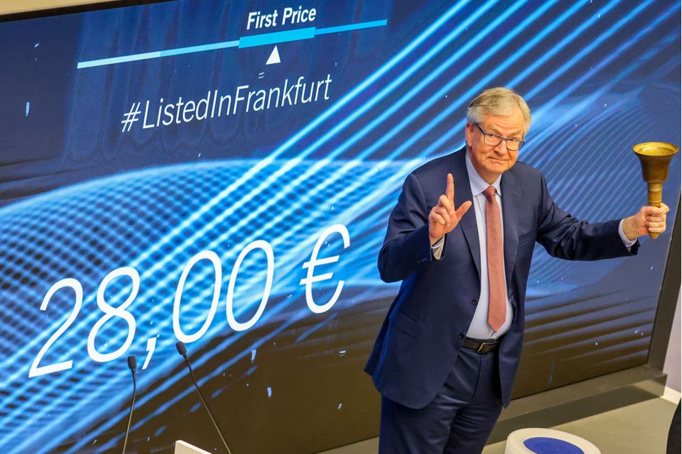 Daimler Truck-CEO Marin Daum läutet den Börsengang seines Unternehmens ein: Es war der größte deutsche IPO des vergangenen Jahres