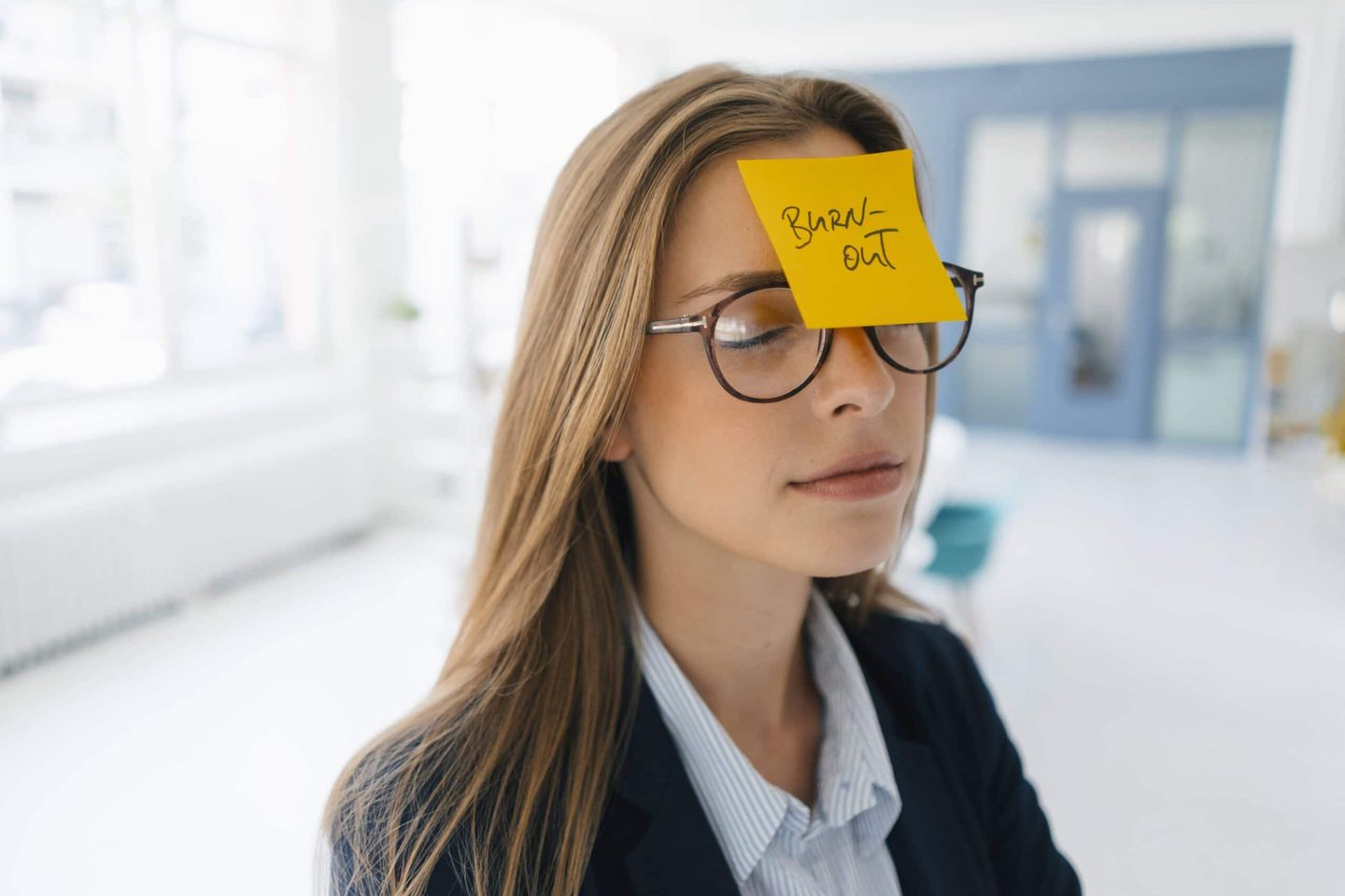 Young businesswman with yellow sticky note on her forehead model released Symbolfoto property released PUBLICATIONxINxGERxSUIxAUTxHUNxONLY GUSF01747