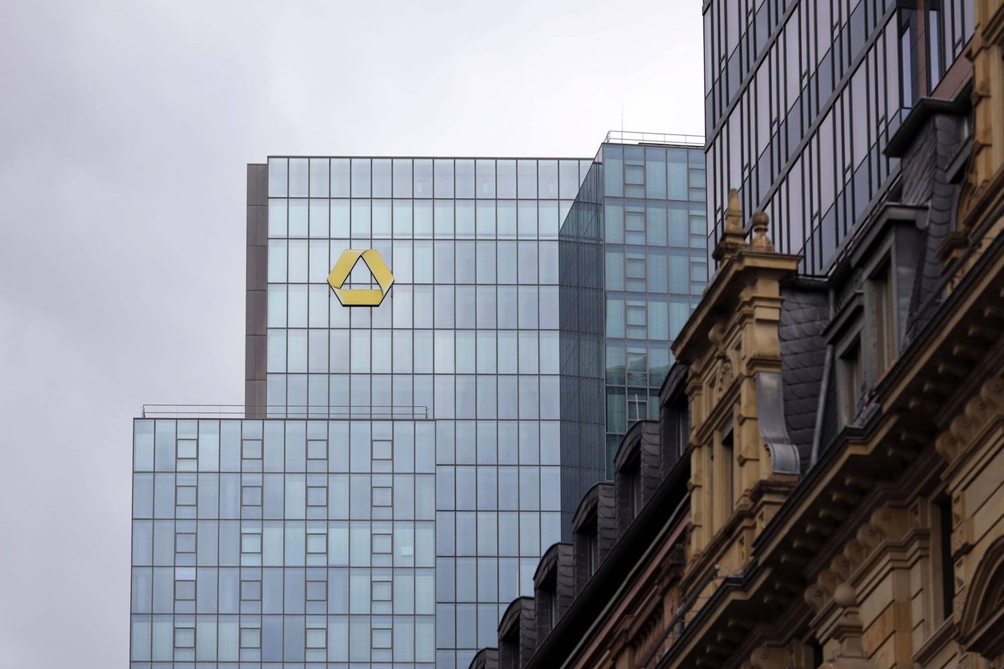 Die Commerzbank rechnet mit einem weiteren Anstieg der Inflation auf bis zu 5 Prozent im Euro-Raum. Im Bild der Commerzbank-Tower in Frankfurt am Main. Themenbild, Symbolbild Frankfurt, 15.10.2021 Foto:xC.xHardtx/xFuturexImage