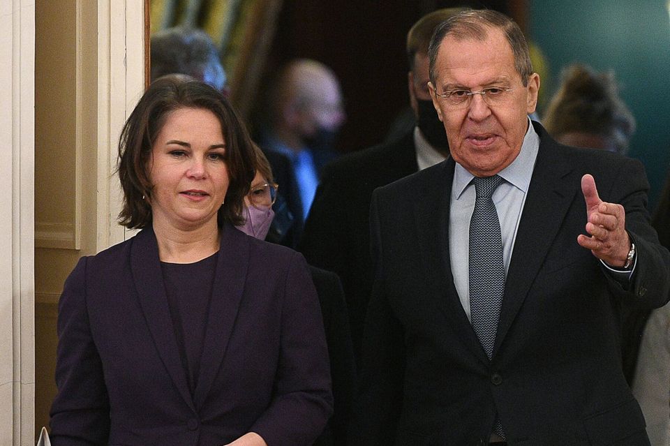 MOSCOW, RUSSIA - JANUARY 18, 2022: Germany s Foreign Minister Annalena Baerbock L and her Russian counterpart Sergei Lavrov hold a meeting at the Reception House. Alexei Maishev/POOL/TASS PUBLICATIONxINxGERxAUTxONLY TS11F873
