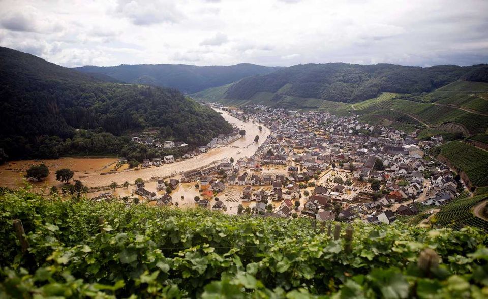 Die bislang teuerste Naturkatastrophe in Deutschland richtete das Tiefdruckgebiet „Bernd“ im Westen Deutschlands an. Die Bilder von den Überschwemmungen im Ahrtal sind noch präsent und die Schäden längst noch nicht beseitigt. 54 Mrd. Dollar betrugen die Gesamtschäden, auf Deutschland entfielen allein 40 Mrd. Dollar. Der versicherte Anteil betrug hierzulande knapp 10 Mrd. Dollar. Die Versicherungsdichte bei Überschwemmungen ist relativ gering.