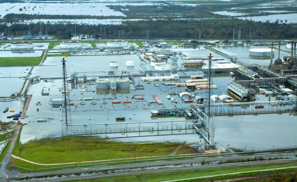 Hurrikan Ida war die teuerste Naturkatastrophe des vergangenen Jahres. Ende August traf der Sturm mit Windstärken von etwa 240 Stundenkilometern südlich von New Orleans auf Land und richtete verheerende Schäden an. Die Münchener Rück beziffert die Schäden auf 65 Mrd. Dollar, davon seien etwa 36 Mrd. Dollar (55 Prozent) versichert gewesen.