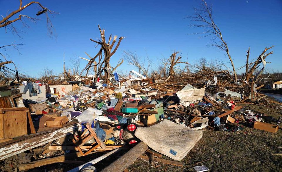 Kurz vor Weihnachten richteten Tornados in sechs US-Bundesstaaten extreme Zerstörungen an. Am schwersten getroffen wurde die Stadt Mayfield in Kentucky (Bild), wo das Sturmgewitter große Teile der Gebäude zerstörte. Nach ersten Schätzungen beläuft sich der Schaden auf 5,2 Mrd. Dollar. Laut dem Rückversicherer dürften davon gut 4 Mrd. Dollar versichert sein.