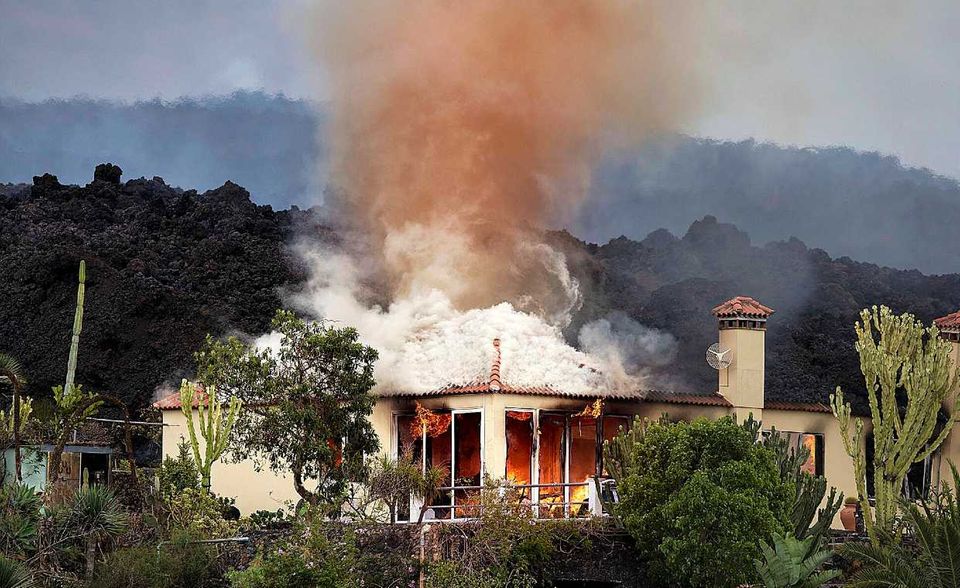 Für erhebliche Schäden sorgte auch der Vulkanausbruch auf der Kanarischen Insel La Palma. Etwa 3000 Häuser wurden von den Lavaströmen zerstört. Der Schaden soll sich auf 1 Mrd. Dollar belaufen. Nur ein geringer Teil davon dürfte versichert sein, schätzt die Münchener Rück.