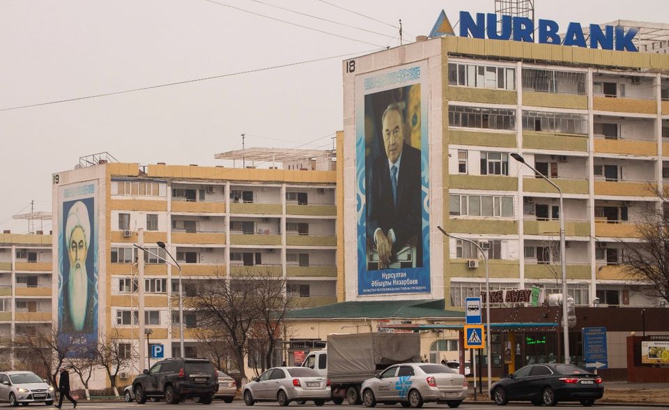 Abbilder des 2019 abgetretenen Präsidenten Nursultan Nasarbajew schmücken noch immer Häuser in Kasachstan.