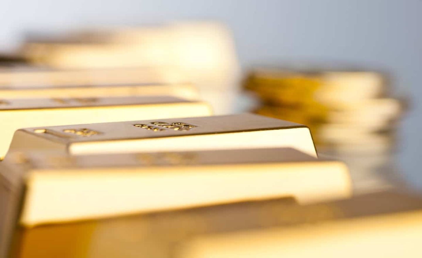 Zwei gegensätzliche Trends prägen in diesem Jahr die Entwicklung des Goldpreises.