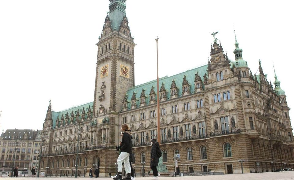 Hamburg wurde von Bitkom 2021 erneut zur Smart City Deutschlands gekürt. Bei der Verwaltung musste sich die Hansestadt aber mit Platz sieben (76,5 Punkte) zufrieden geben. Sie schnitt damit allerdings sechs Plätze ab als im Vorjahr.