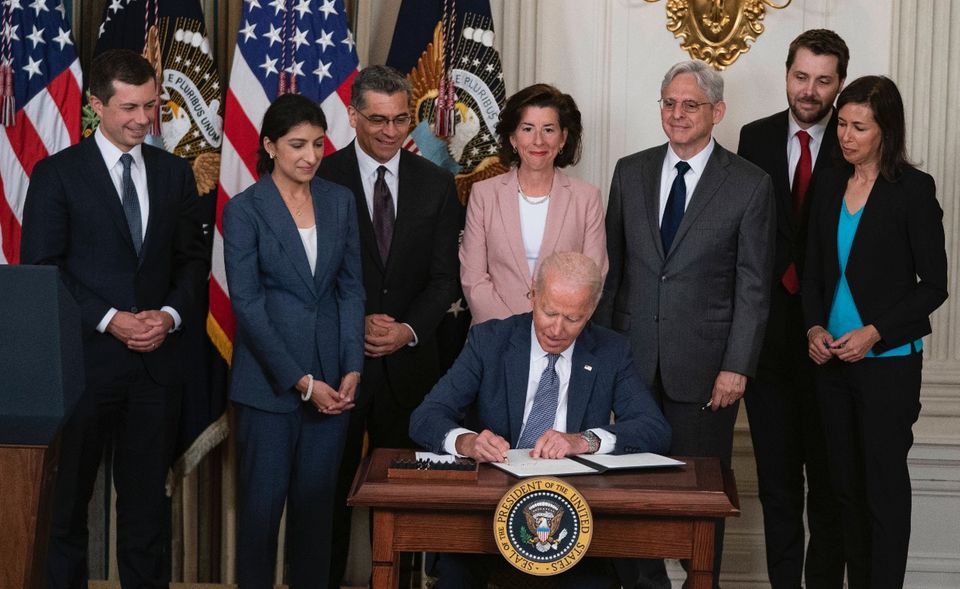 BILD Wettbewerbshüterin Lina Khan (2.v.L.) im Weißen Haus. US-Präsident Joe Biden unterzeichnet ein Dekret zur Belebung des Wettbewerbs.