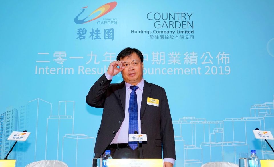 #4 China Die Universität St. Gallen und EY zählten in China (inklusive Hongkong) zuletzt 29 führende Familienunternehmen. Spitzenreiter war die 1992 von Yang Guoqiang gegründete Immobilienentwicklungsgesellschaft Country Garden Holdings auf Platz 14 mit einem Umsatz von 71,1 Mrd. Dollar. Es folgten die Midea Group (Platz 27) und die bereits 1828 gegründete CK Hutchison Holdings (Platz 40).