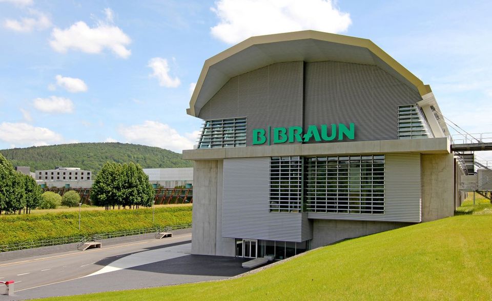 #6 B. Braun Melsungen Bei B. Braun Melsungen haben ebenfalls weiterhin Nachkommen des Firmengründers das Sagen. Der führende Hersteller von Medizintechnik- und Pharmaprodukten wird seit 2019 in sechster Generation von der Unternehmerin und Juristin Anna Maria Braun geleitet. Alles begann, als Julius Wilhelm Braun 1839 die Rosen-Apotheke in der nordhessischen Stadt Melsungen kaufte. B. Braun Melsungen kam mit einem Umsatz von 9,0 Mrd. Dollar in dem Ranking weltweit auf Platz 182.